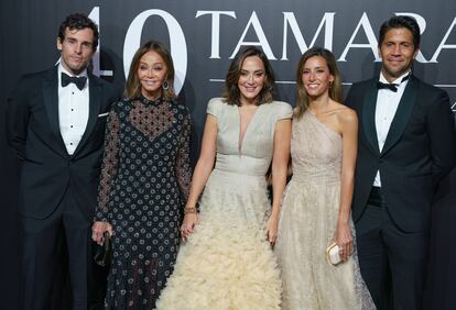 Foto de familia en el 40º cumpleaños de Tamara Falcó, celebrado en noviembre en Madrid. De izquierda a derecha: Íñigo Onieva, Isabel Preysler, Tamara Falcó, su hermana Ana Boyer y el marido de esta, Fernando Verdasco.