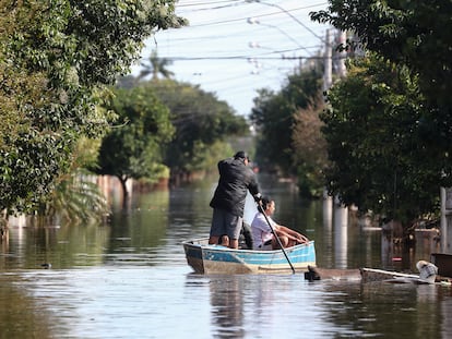 Unos voluntarios navegan este martes por las calles de la ciudad de Canoas, al lado de Porto Alegre, donde el agua ha vuelto a subir.