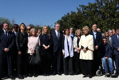 Familiares y políticos en el homenaje a las víctimas del terrorismo en el Parque del Retiro de Madrid.