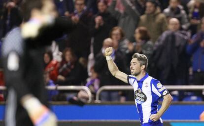 Luisinho celebra el segundo gol del Deportivo.