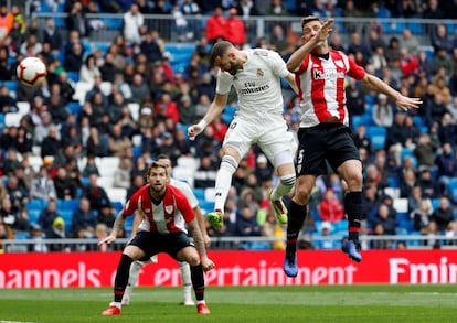 Benzema marca de cabeza el primer gol del Real Madrid. 
