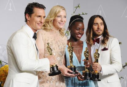 Matthew McConaughey, Cate Blanchett, Lupita Nyong'oy Jared Letoposan en la sala de prensa tras la ceremonia de los Oscar en el Loews Hollywood Hotel