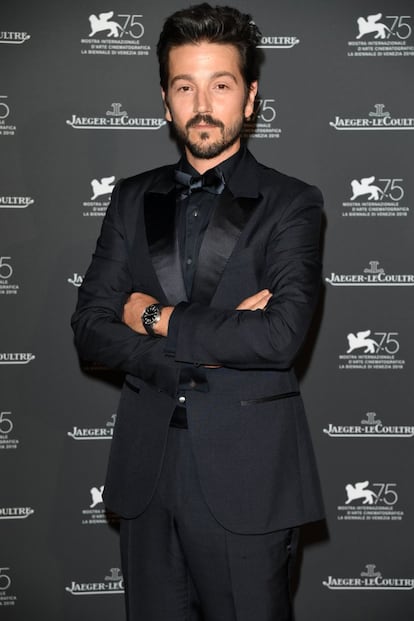 <p>No se le pueden poner peros al esmoquin inteligentemente combinado con camisa negra del actor mexicano. Pero sí a su tupé. El actor mexicano Diego Luna (Ciudad de México, México, 1979) es de frente despejada, y semejante volumen capilar proyecta su cabeza (y le envejece) más de lo conveniente. <strong>Veredicto:</strong> exceso de laca.</p>