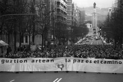 Momento de la manifestación anual convocada en Bilbao en enero de 1991 por la coordinadora pacifista.