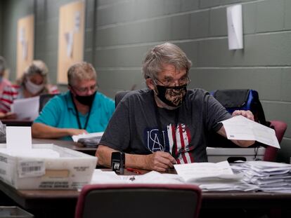Varios trabajadores clasifican las peticiones del voto por correo, en una oficina en Olathe, Kansas.