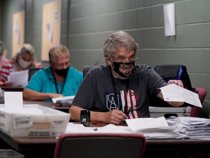 Varios trabajadores clasifican las peticiones del voto por correo, en una oficina en Olathe, Kansas.