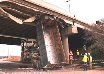 El camión, con la caja empotrada en el puente de la C-31.