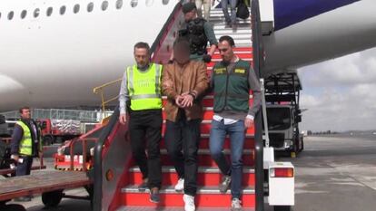 La Guardia Civil baja del avión al sospechoso del asesinato de Pioz.