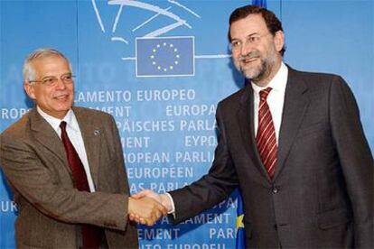 Mariano Rajoy (derecha) saluda, ayer en Bruselas, al presidente del Parlamento Europeo, Josep Borrell.