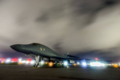 Bombardeiro norte-americano decola da base Anderson, em Guam.