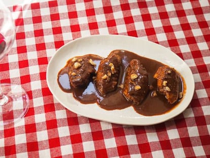 Alitas de pollo guisadas con frutos secos y chocolate