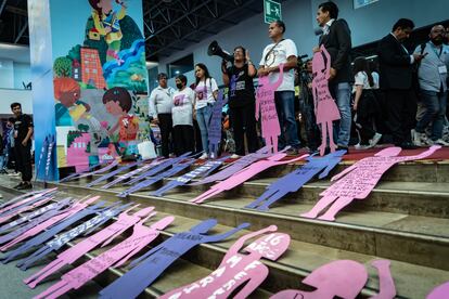 Familiares de desaparecidos y víctimas de feminicidio se manifestaron en la Feria Internacional del Libro de Guadalajara, el 1 de diciembre de 2022.