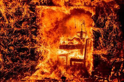 Las llamas devoraban el sábado una silla dentro de una casa en el condado de Mariposa (California).