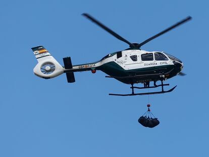 Un helicóptero de la Guardia Civil trasladaba el segundo cadáver hallado en Aldea del Fresno, este viernes.