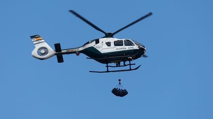 Un helicóptero de la Guardia Civil trasladaba el segundo cadáver hallado en Aldea del Fresno, este viernes.