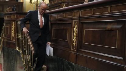 El ministro de Econom&iacute;a y Competitividad, Luis de Guindos, tras intervenir en el pleno del Congreso de los Diputados