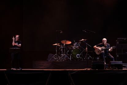 El guitarrista Toquinho durante su concierto en el festival Alma Jardins de Pedralbes acompañado del intérprete Òscar Argemí, este martes en Barcelona. 