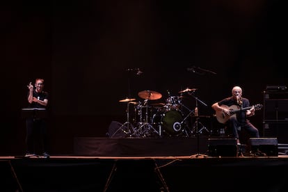 El guitarrista Toquinho durante su concierto en el festival Alma Jardins de Pedralbes acompañado del intérprete Òscar Argemí, este martes en Barcelona.