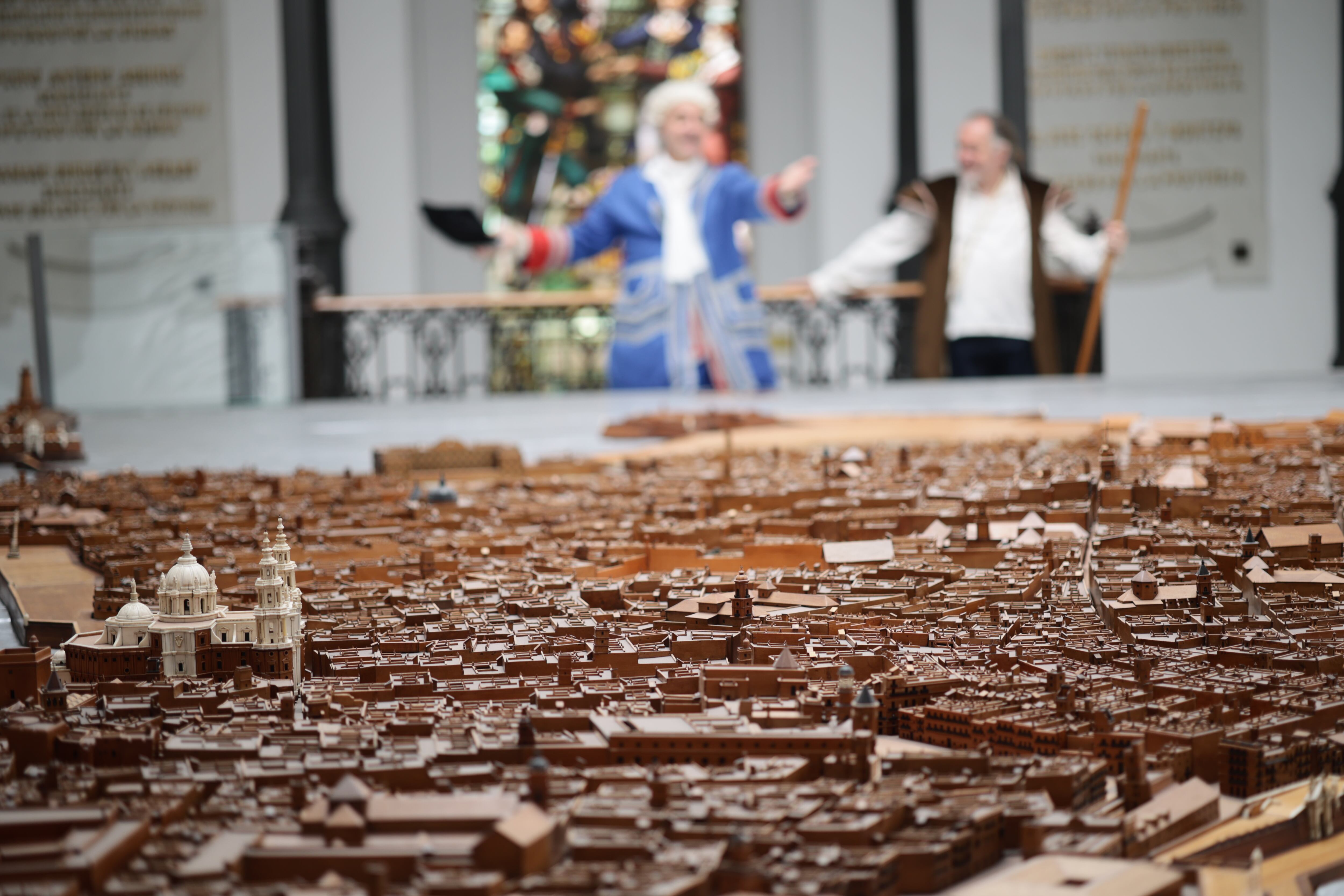 Detalles de la maqueta de Cádiz mientras dos actores realizan una visita interpretada de la pieza en el Museo de las Cortes de Cádiz.