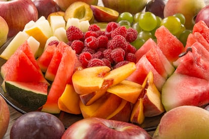 Las frutas y verduras de temporada son la base de multitud de recetas: desde sopas frías, ensaladas, postres... todas ideales tanto para las comidas como para las cenas.