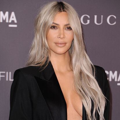 Kim Kardashian ha cambiado su melena negra por la tendencia ‘platino’.