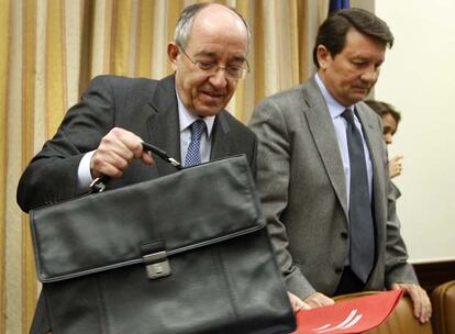 El Gobernador del Banco de España, Miguel Ángel Fernández Ordóñez, junto al diputado Antonio Gutiérrez, en el Congreso.