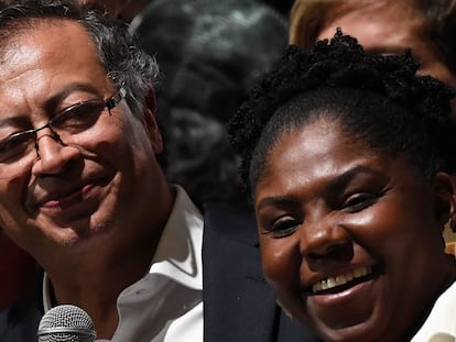 El presidente electo de Colombia, Gustavo Petro, y la vicepresidenta electa, Francia Marquez, celebran su victoria en Bogotá.