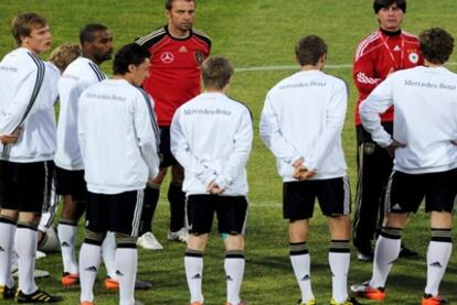 El seleccionador de Alemania charla con sus jugadores.