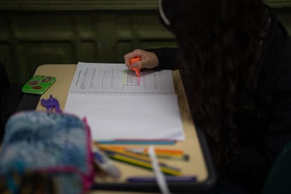 Una estudiante señala un texto en su cuaderno, el 17 de julio de este año.