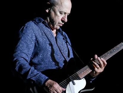 Mark Knopfler durante su actuaci&oacute;n en el Poble Espanyol de Barcelona.