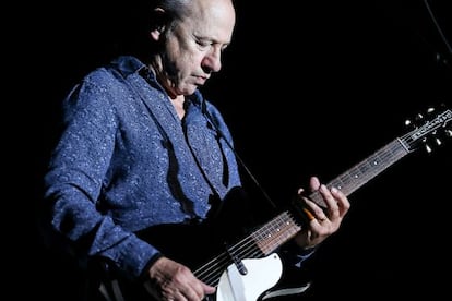 Mark Knopfler durante su actuaci&oacute;n en el Poble Espanyol de Barcelona.