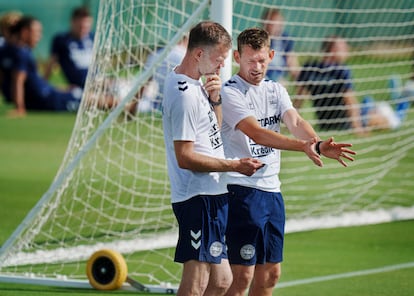 El entrenador danés Lars Knudsen (derecha) y el asistente Morten Wieghorst en el entrenamiento en Alicante este miércoles.