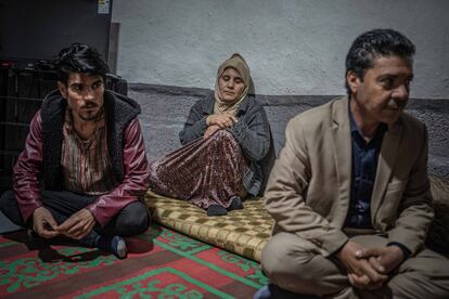 Suleiman, padre de Rana, junto a su esposa Ayran en su tienda de campaña en el campo de personas desplazadas de Khanke, Desde 2014 llevan refugiados en este recinto a la espera de que su pueblo sea seguro para regresar.
