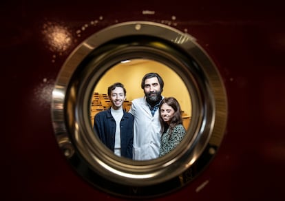 Jaime Fernández, Antonio Pérez y Lucía de la Torre, en un aula de la facultad de Medicina de la Universidad Autónoma de Madrid.