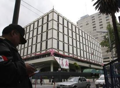 Un policía mexicano, frente a la Embajada de Estados Unidos en México, el lunes.