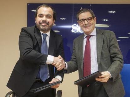 Pascal Gómez (izquierda) y Mario Fernández, tras la firma del convenio