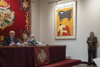 Ramón Valencia, a la izquierda, en el acto de la presentación de los carteles de la Feria de Abril.