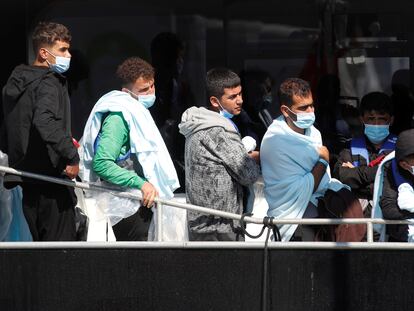 Inmigrantes rescatados en el canal de la Mancha llegan al puerto de Dover este miércoles