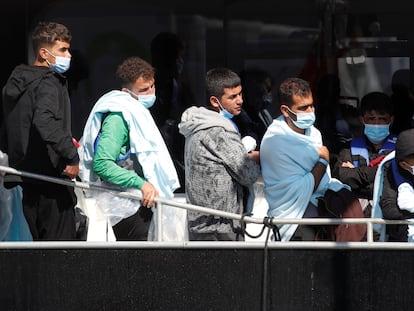 Inmigrantes rescatados en el canal de la Mancha llegan al puerto de Dover este miércoles