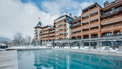 The Alpina Gstaad (Suiza)

Este hotel de estilo alpino cuenta incluso con cine propio. Ya nos imaginamos al calor de la chimenea, disfrutando de su spa o cenando con vistas a los Alpes Berneses. No estaría nada mal empezar el año así.