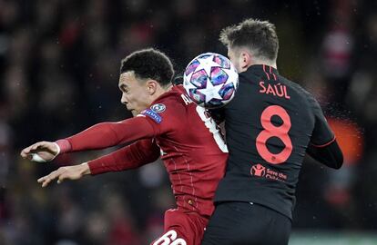 Saúl Ñíguez y el jugador del Liverpool Trent Alexander-Arnold, en una acción del partido.