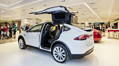 Un modelo de Tesla dentro de El Corte Inglés de Puerto Banús (Marbella)