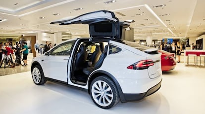 Un modelo de Tesla dentro de El Corte Ingl&eacute;s de Puerto Ban&uacute;s (Marbella)