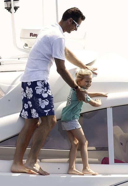 Iñaki Urdangarín junto a su hija Irene, esta mañana a bordo de la lancha 'Somni' al inicio de la primera jornada de la 30ª edición de la Copa del Rey de Vela.