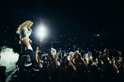 Beyoncé, durante su Formation World Tour, en el Estadio Olímpico de Barcelona en 2016.
