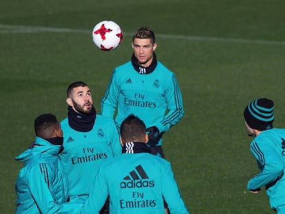 Benzema com Cristiano, Casemiro, Isco e Achraf durante treino nesta quarta-feira.