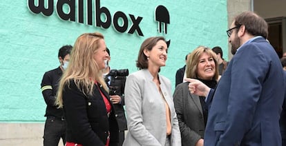 La ministra de Industria, Comercio y Turismo, Reyes Maroto, conversa con el CEO de Wallbox, Enric Asunción.