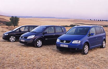 De derecha a izquierda: línea sólida con formas cuadradas en el VW Touran, estilo más original y desenfadado en el Renault Scénic y el diseño más estilizado y deportivo en el Opel Zafira.