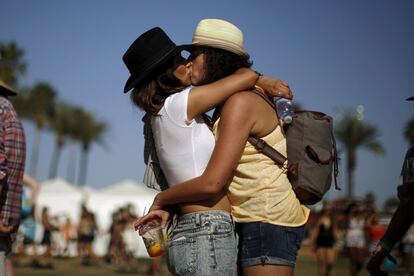 Dos mujeres se besan durante un festival de música en California (EE UU), el 11 de abril de 2015.