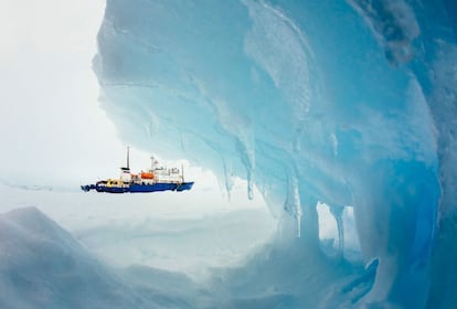 El Akadémik Shokalskiy está atrapado en el hielo a unos 2.778 kilómetros al sur de la ciudad australiana de Hobart y cerca de la base francesa Dumont d'Urville, situada en el sureste del continente helado.